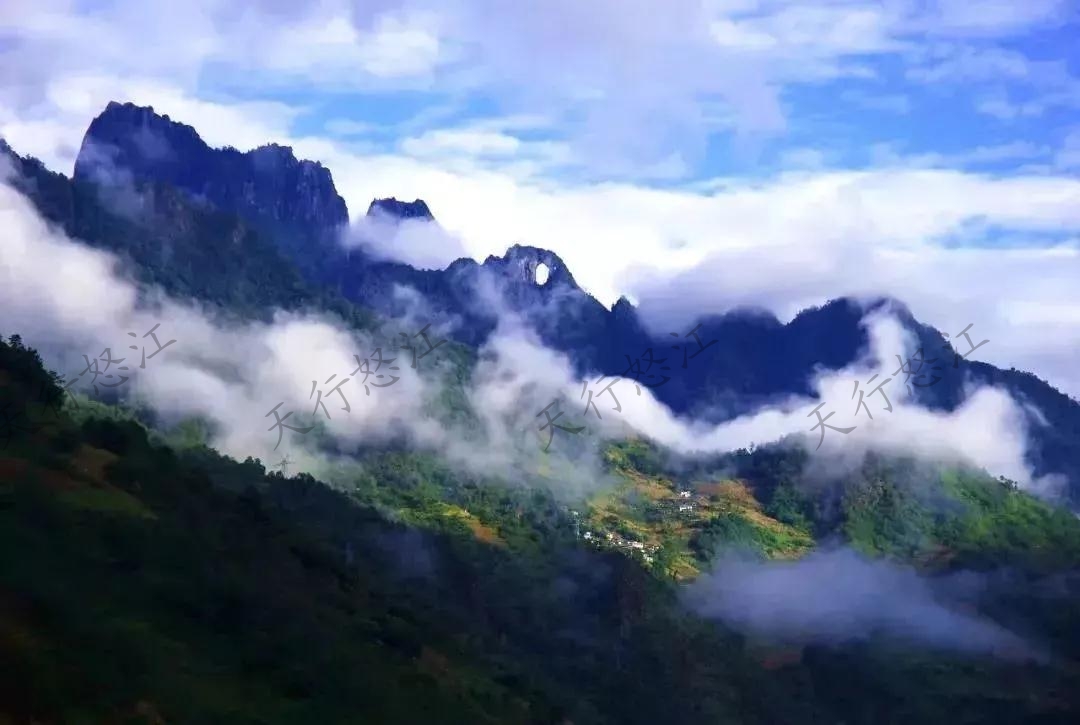 “怒江美麗公路”領(lǐng)略絕美風(fēng)景 “車(chē)在路上走，人在畫(huà)里行”