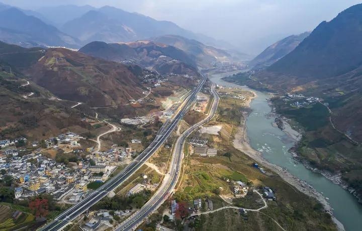 3月5日拍攝的保瀘高速、美麗公路南延線與怒江
