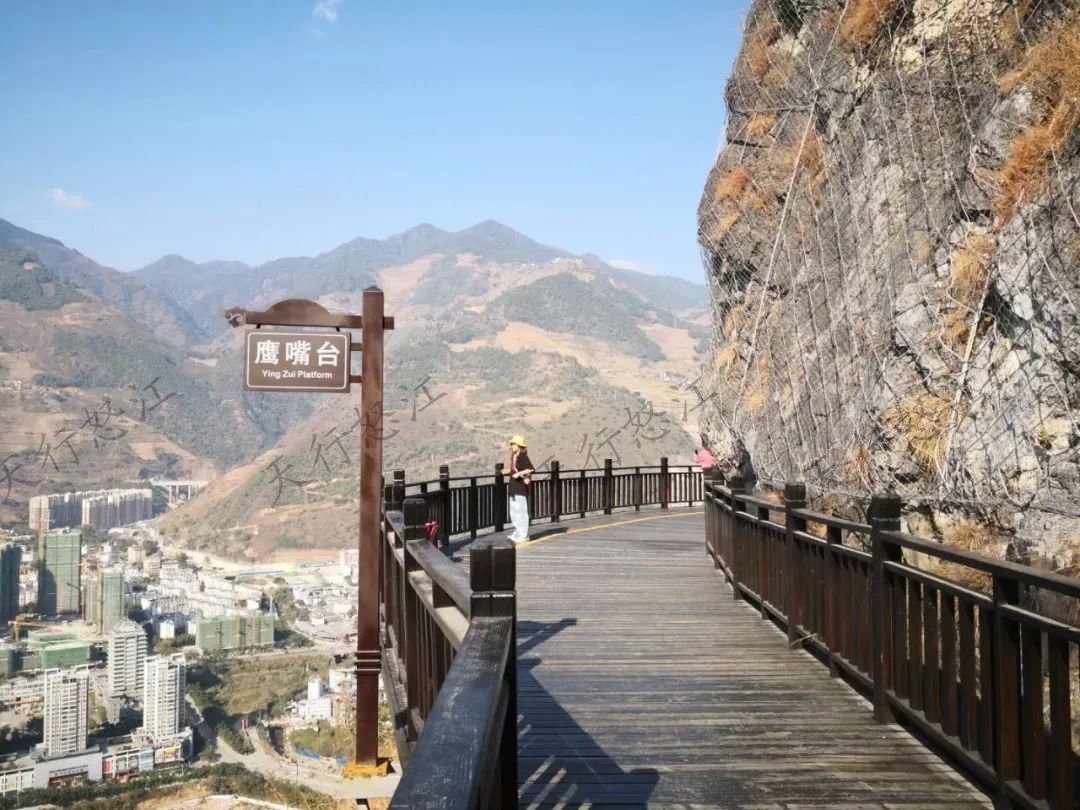 爬上云端棧道，可以鳥(niǎo)瞰六庫(kù)新城區(qū)全景，視線很開(kāi)闊。