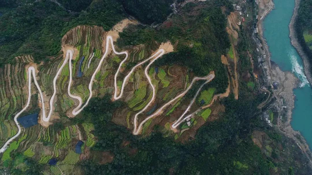 嘿！一起上路！踏上云南美麗公路！   怒江傳媒公司